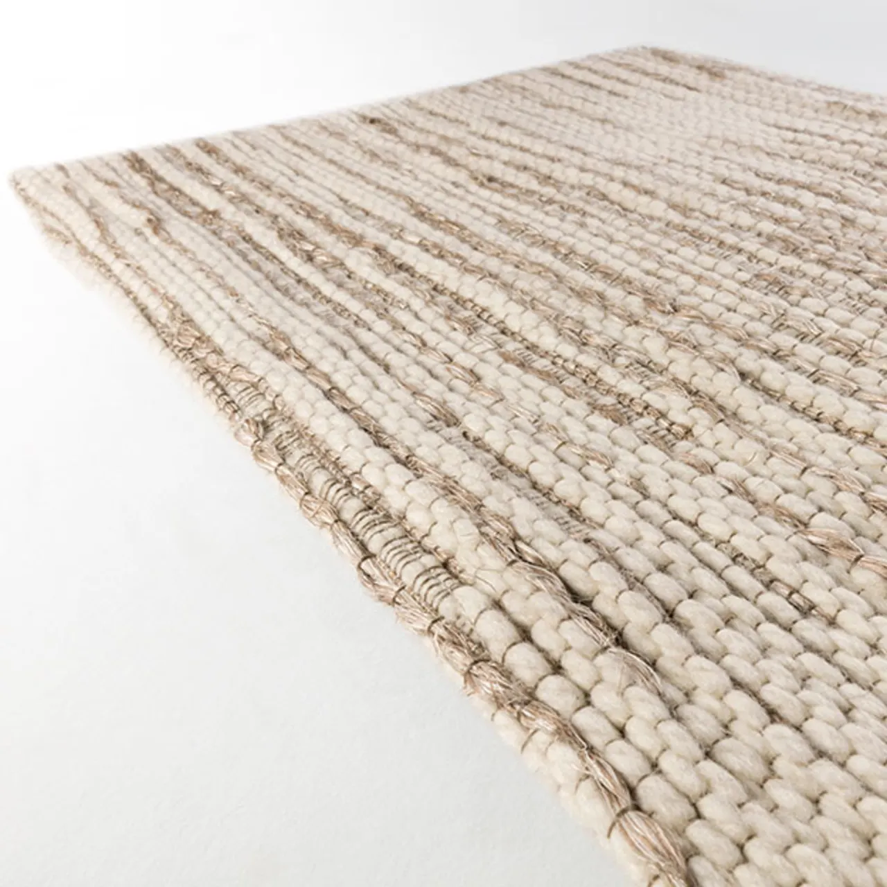 side view: the standard folded edge of sisalana in color white dune